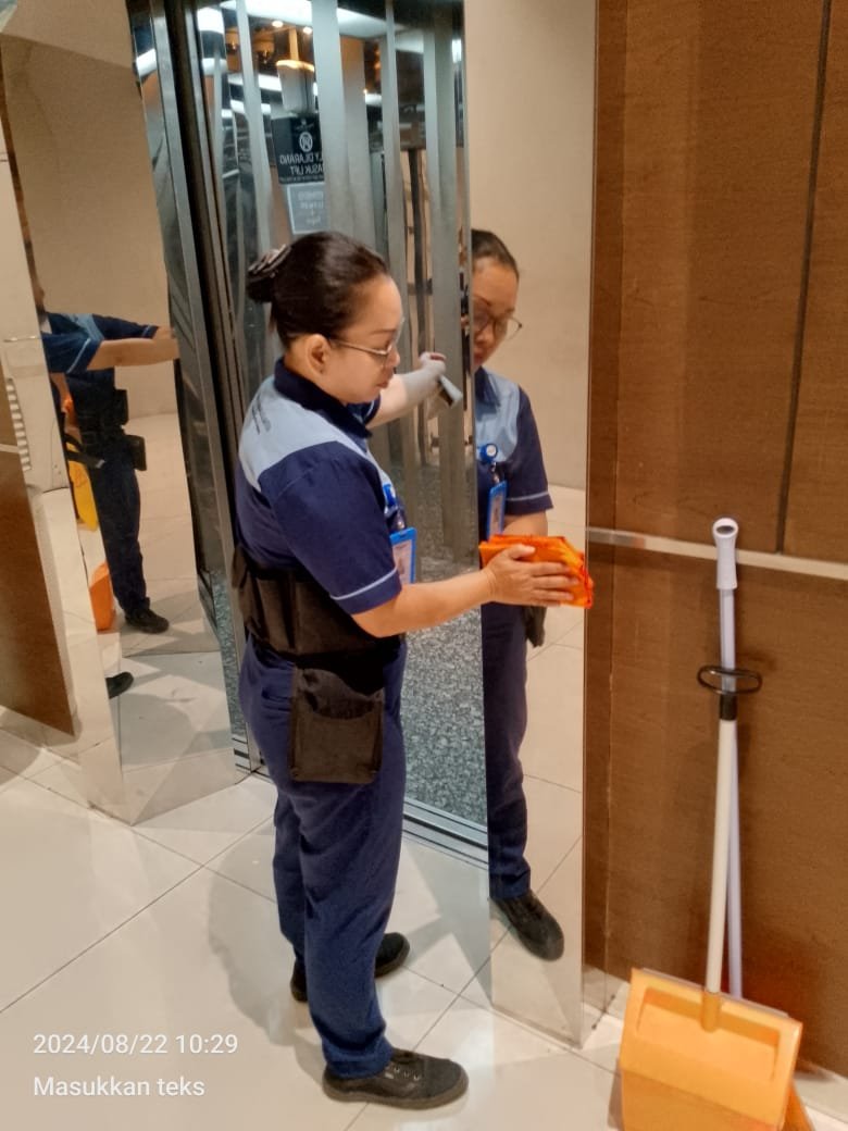 Petugas cleaning GES